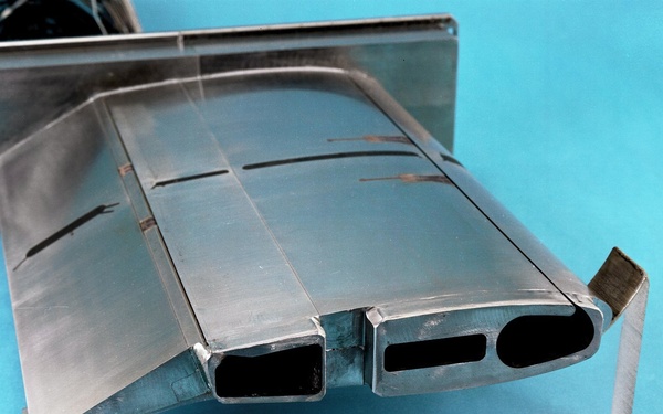 Oscillatory blowing airfoil