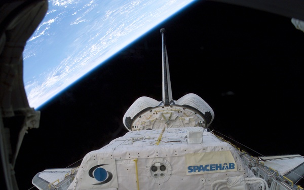 Crew transfer tunnel, SH and Columbia's aft PLB taken during STS-107