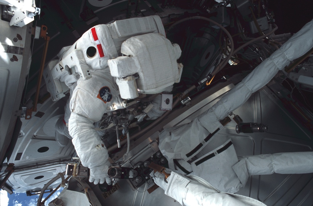 MS Ross secures aft MTS struts to the U.S. Lab during the second EVA of STS-110