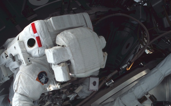 MS Ross secures aft MTS struts to the U.S. Lab during the second EVA of STS-110