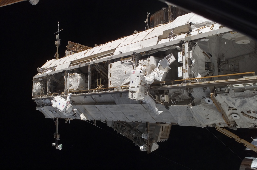 STS-115 MS Tanner and Stefanyshyn-Piper work on the S1 Truss during third EVA
