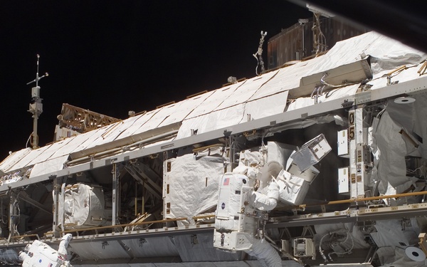 STS-115 MS Tanner and Stefanyshyn-Piper work on the S1 Truss during third EVA