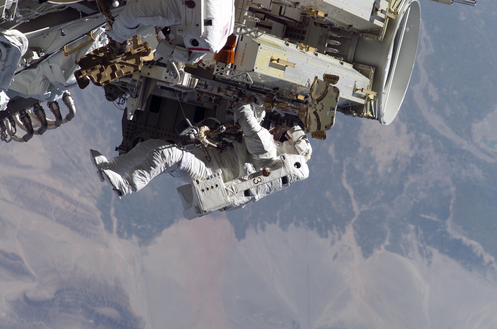 Tanner and Stefanyshyn-Piper perform first EVA during STS-115 / Expedition 13 joint operations