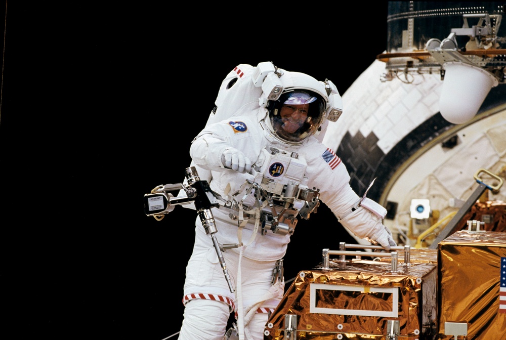 2nd EVA - Nicollier on ORUC