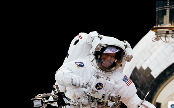 2nd EVA - Nicollier on ORUC