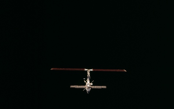 Views of the ISS during Endeavour's final flyaround for STS-97