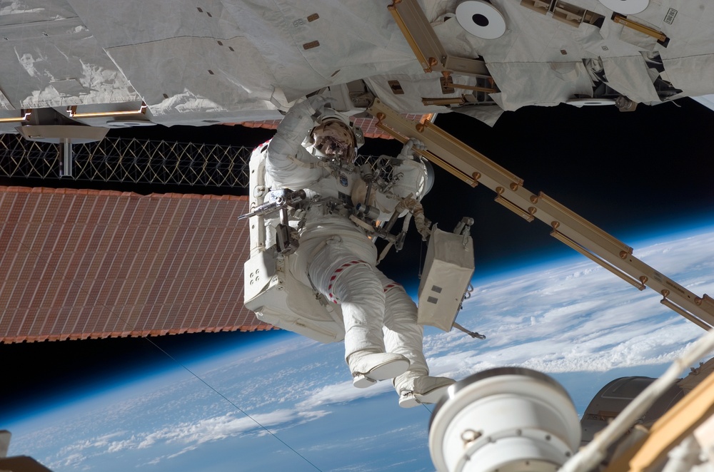 Swanson moves to the S3/S4 Truss during STS-117 EVA 2