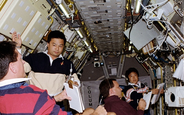 STS-65 crewmembers aboard the IML-2 Spacelab