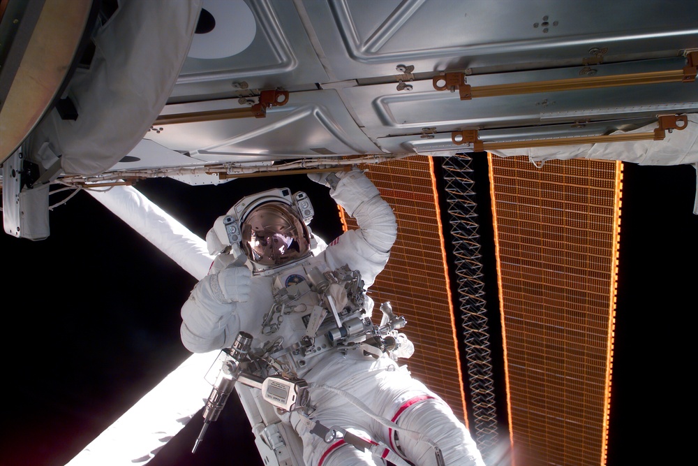 MS Tanner gives a thumbs up during the second EVA of STS-97