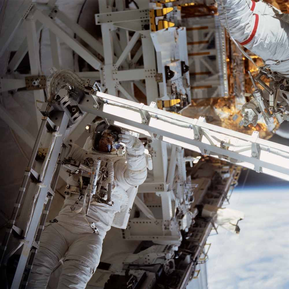 Payload bay activity during first EVA of STS-72 mission