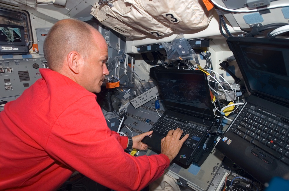 Astronaut Rick Sturckow, STS-117 commander, uses a computer on the FD during Joint Operations