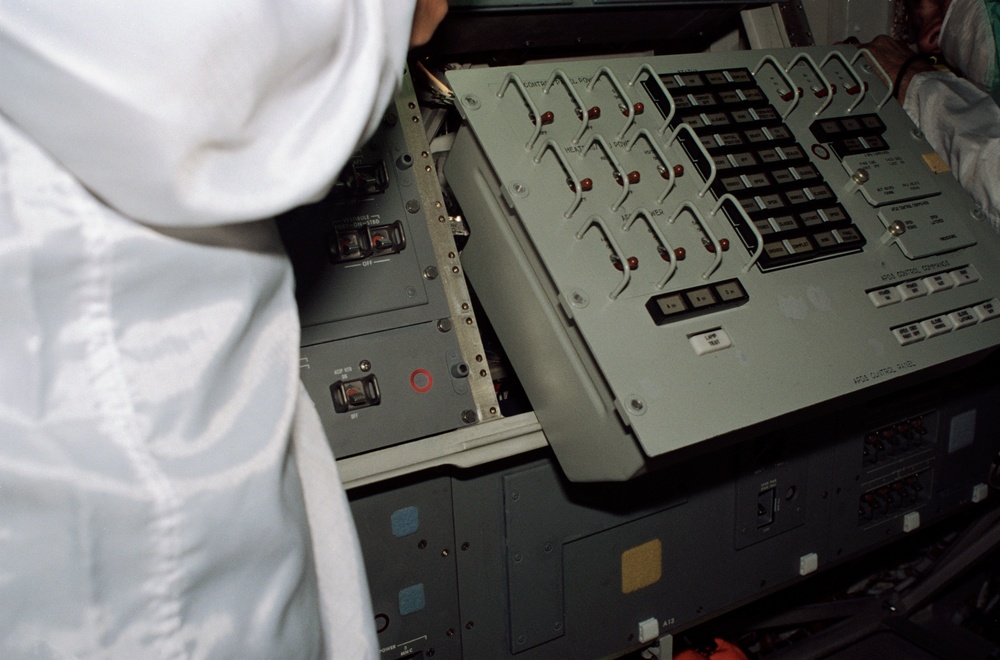 Documentation of the flight deck Orbit Station hardware on Atlantis