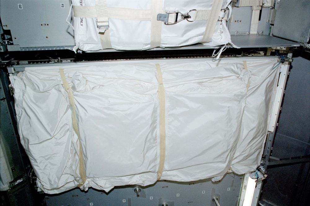 Stowage bags in the MPLM/Leonardo module