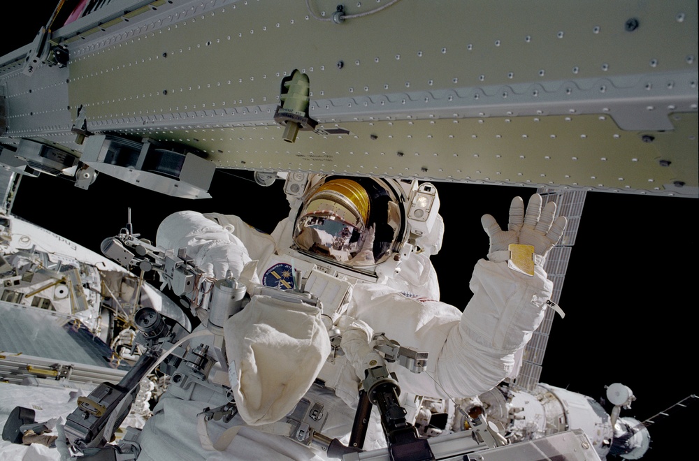 MS Noriega works on the P6 Solar Array during the third EVA of STS-97