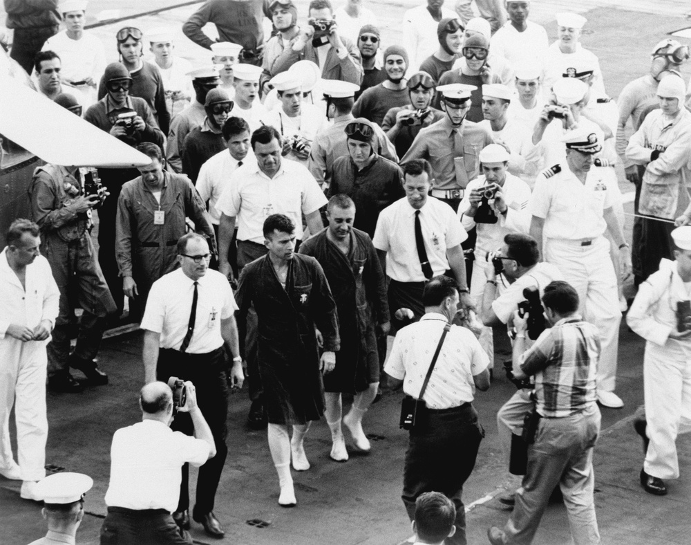 GEMINI-TITAN (GT)-III CREW ARRIVAL - RECOVERY SHIP -  USS INTREPID (WELCOME) - ATLANTIC