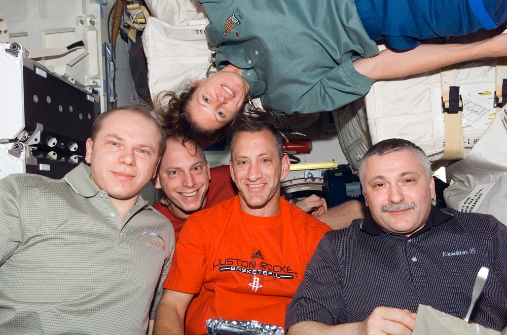STS-118 and Expedition 15 Crewmembers in the MDDK of the Endeavour during Joint Operations