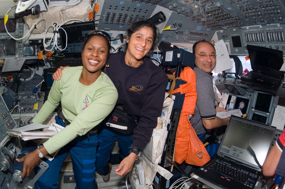 STS-116 Crewmembers in the FD on Space Shuttle Discovery