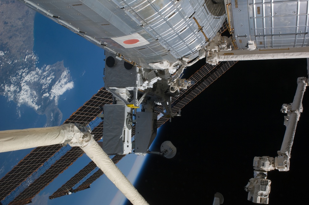 SSRMS transfers JLE to the RMS during Joint Operations