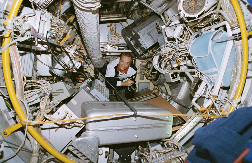 Precourt in Mir Kristal module