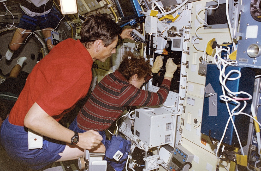 BDPU, Helms places new test chamber into experiment module in LMS-1 Spacelab