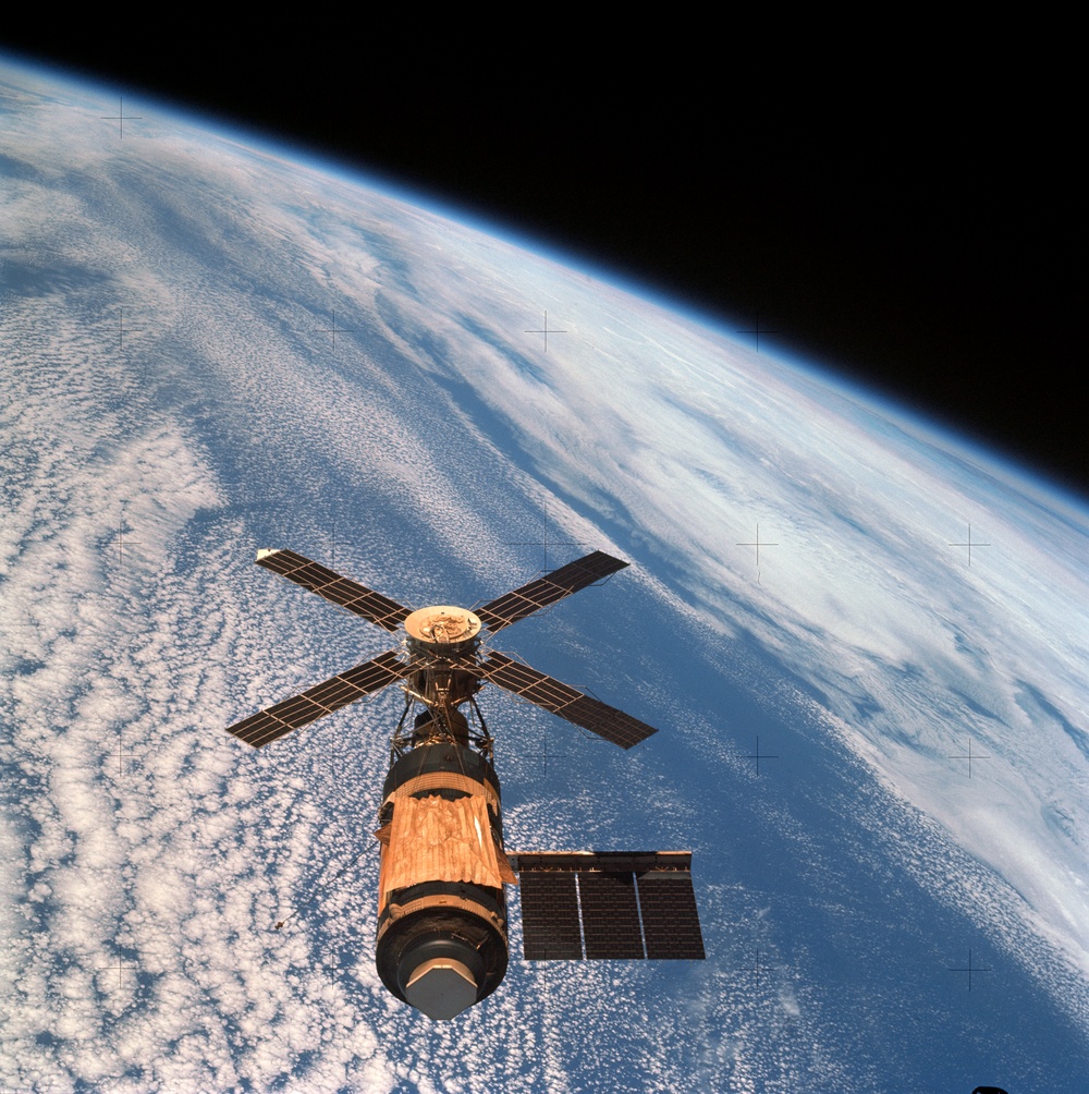 Skylab 4,Skylab overhead views after CM undocking