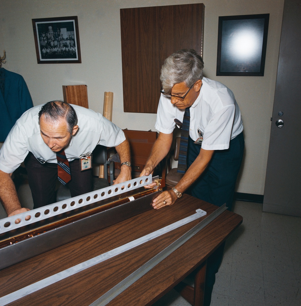 Equipment - Apollo 11 (Flag &amp; Plaque)