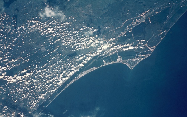 GEMINI-V - EARTH SKY - KENNEDY SPACE CENTER, FL - OUTER SPACE