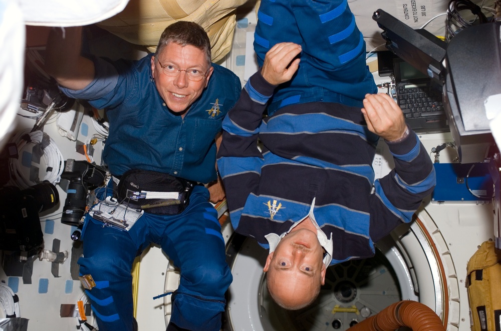 Kelly and Fossum in the orbiter MDK during STS-121