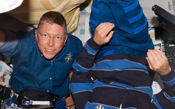Kelly and Fossum in the orbiter MDK during STS-121