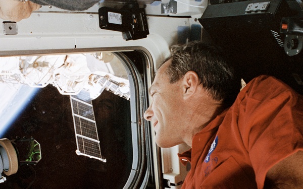 STS-79 crew at aft flight deck overhead windows with Mir in background