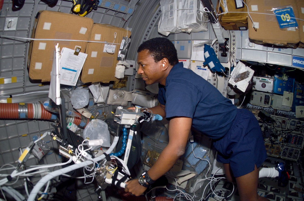 Anderson prepares for ARMS experiment OPS in SH during STS-107