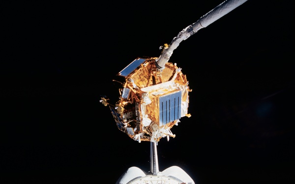 SFU retrieval and berth in shuttle orbiter Endeavour's payload bay