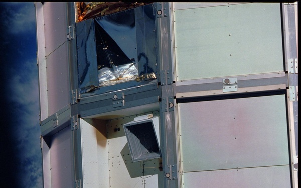 LDEF (Flight), S0001 : Space Debris Impact Experiment, Tray E01