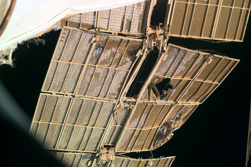 DTO 1118 - Damaged Spektr solar array
