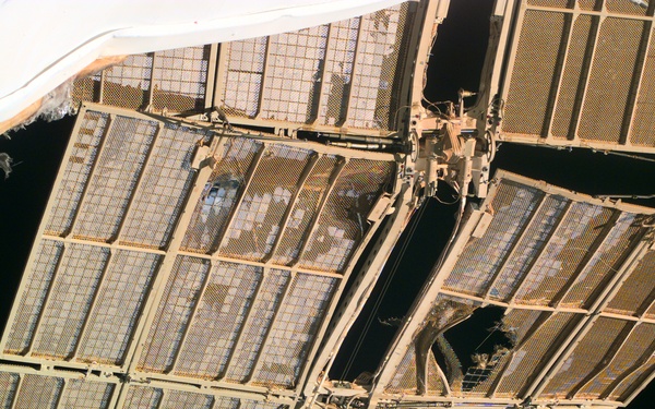 DTO 1118 - Damaged Spektr solar array