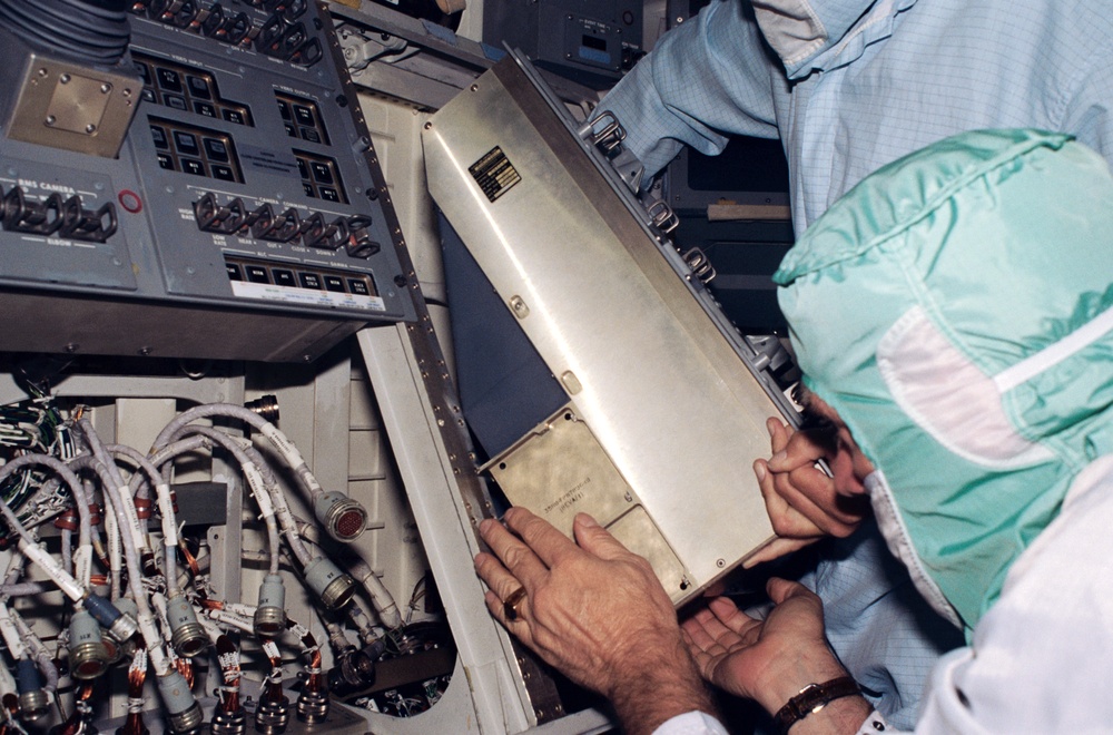 Documentation of the flight deck Orbit Station hardware on Atlantis