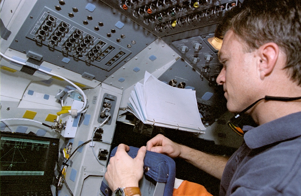 Flight deck activity during Japanese Space Flyer Unit (SFU) rendezvous and retrieval