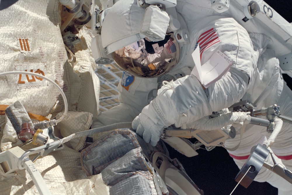 MS Lu at work on Zvezda during STS-106's EVA