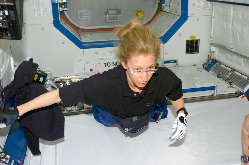 MS Ivins floats through U.S. Laboratory / Destiny module