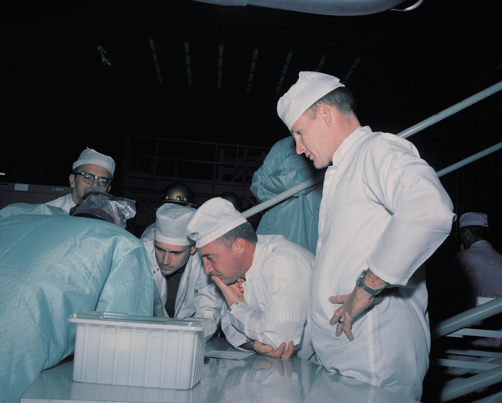 A/S 204 EQUIPMENT CHECKOUT - ASTRONAUT EDWARD H. WHITE II - TRAINING