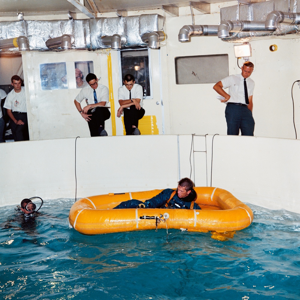 IMMERSION  FLOATATION OF APOLLO EMU. UNDERWATER BUILDING 260