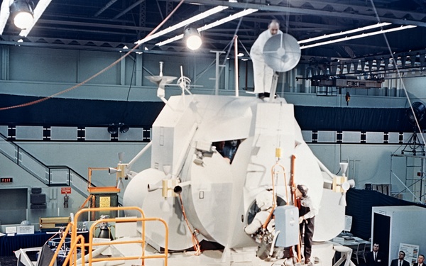 Apollo LEM- Tunnel Hatch Locking Device