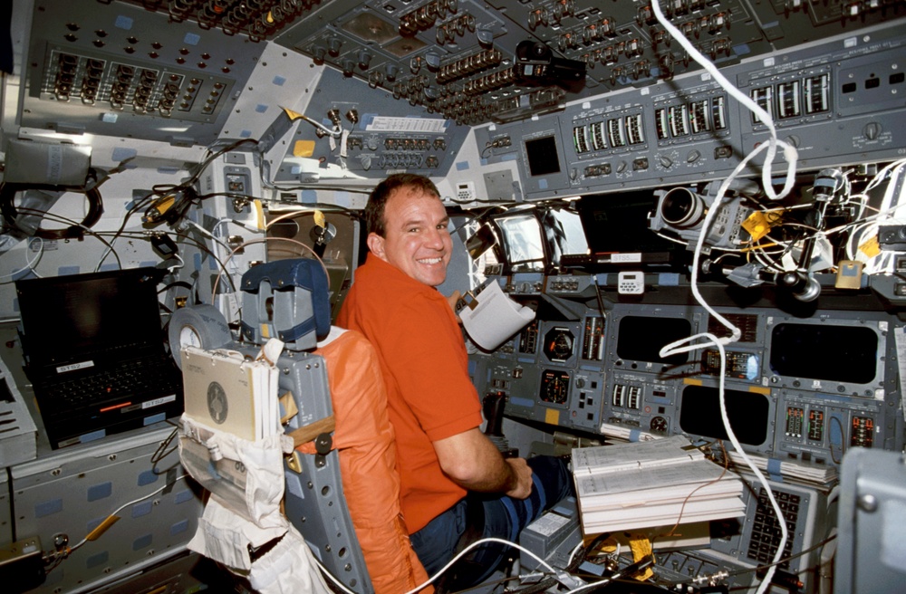 Views of STS-86 and Mir 24 crew on Atlantis's flight deck
