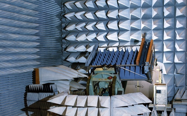 Hydrostar composite waveguide mutual coupling test fixture