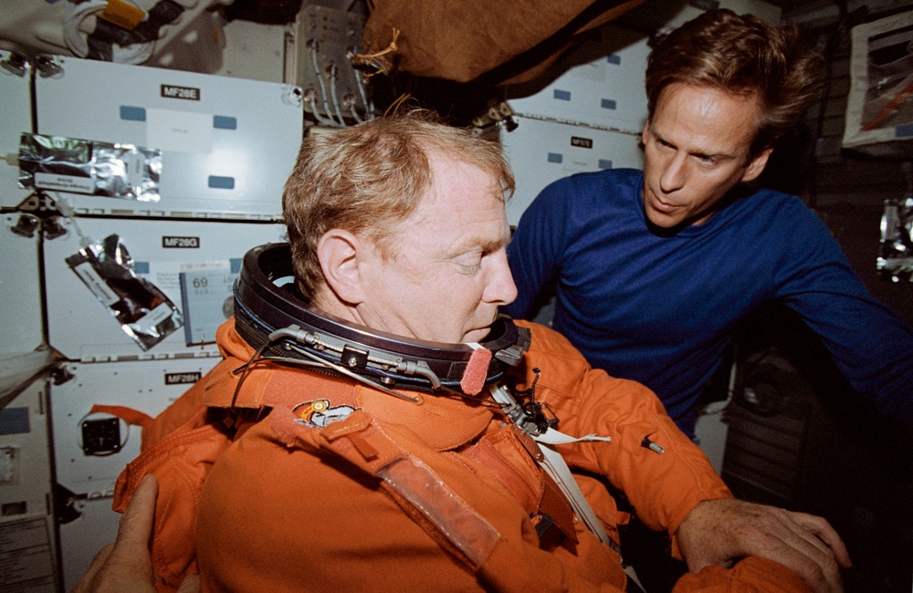 STS-69 crew prepares for landing