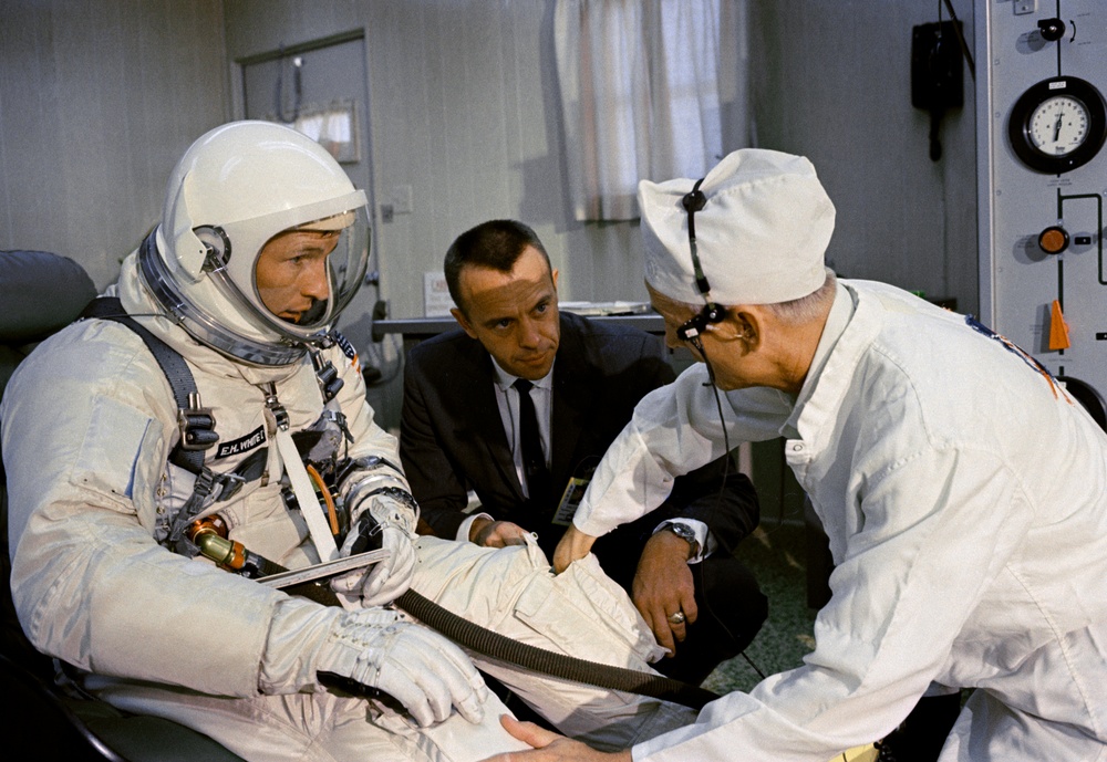 GEMINI-TITAN (GT)-IV (SUITING-UP) - CAPE