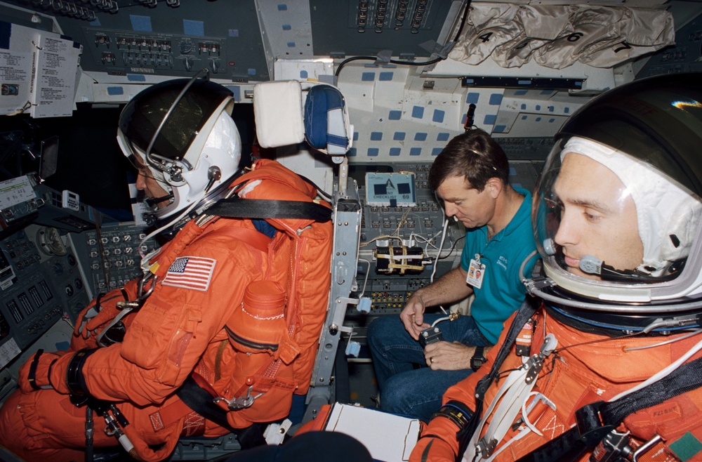 STS-69 crewmembers rehears launch and entry phase of flight in CCT