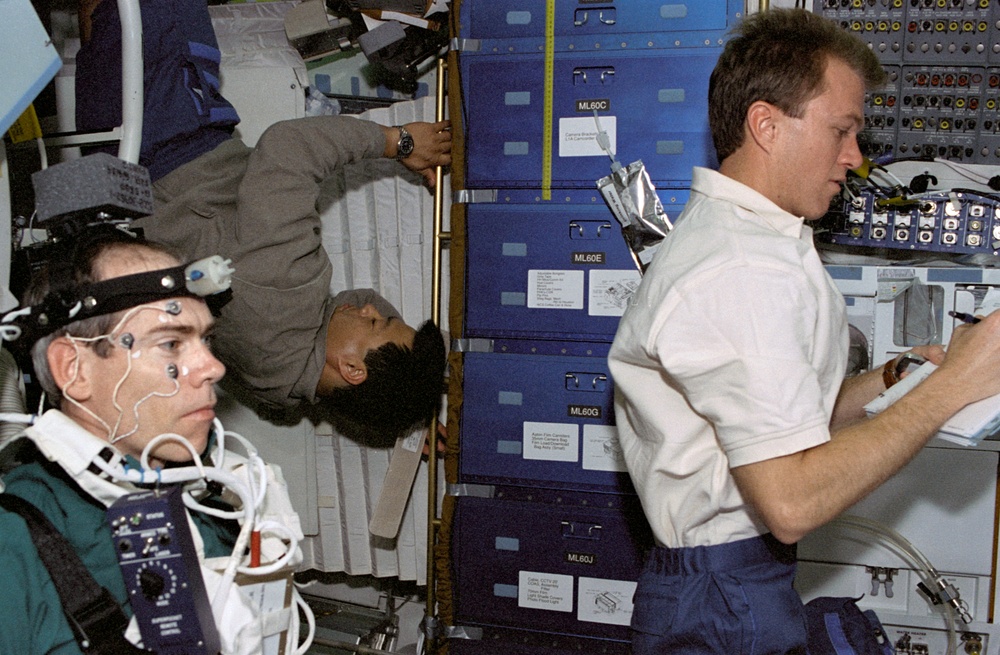 DSO 604 OI-3, Barry and Jett conduct experiment in the middeck