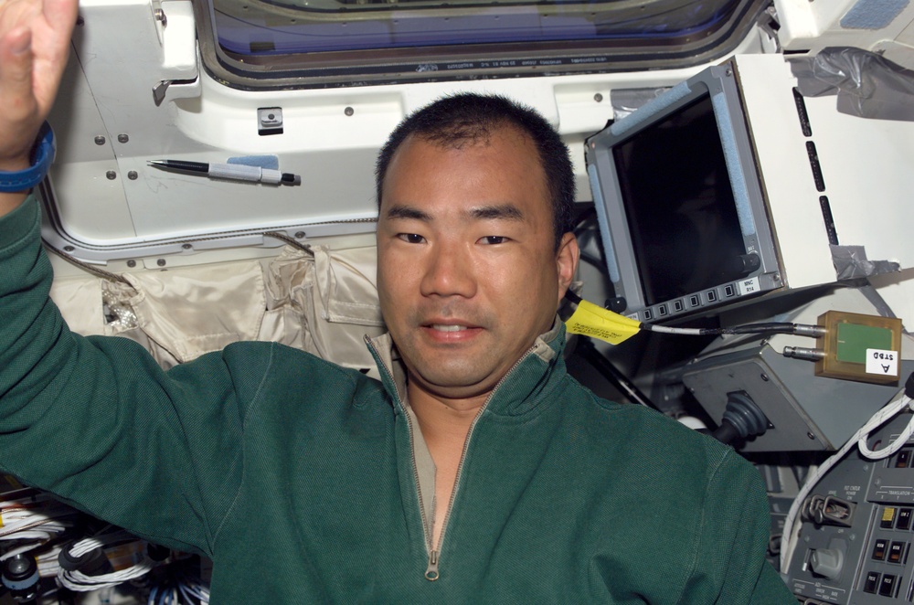 STS-114 Mission specialist Soichi Noguchi on flight deck with drink packet