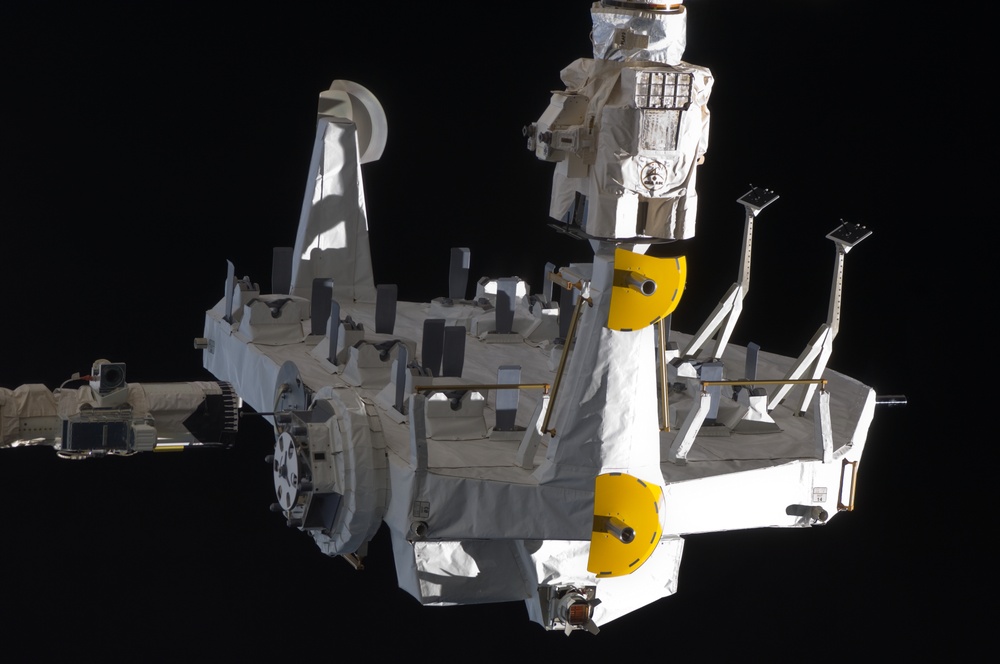 SSRMS transfers JLE to the RMS during Joint Operations